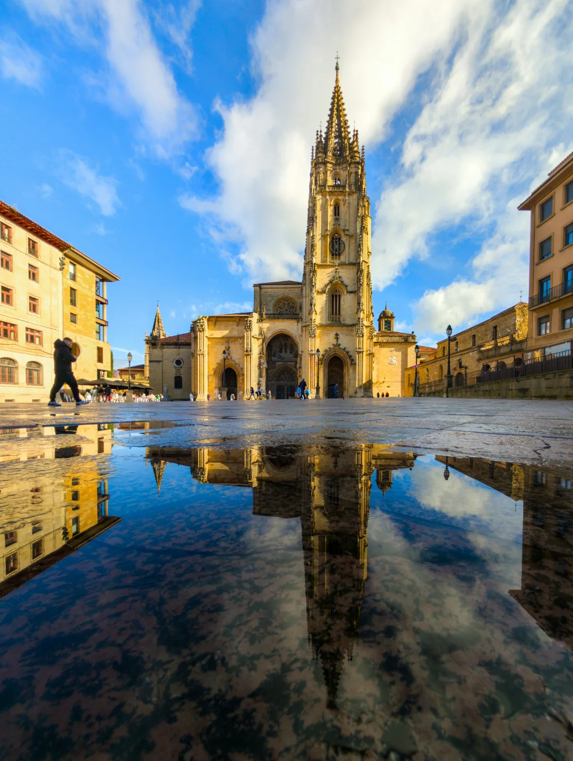 Torre de la catedral de Oviedo, en el centro de los barrios de Oviedo