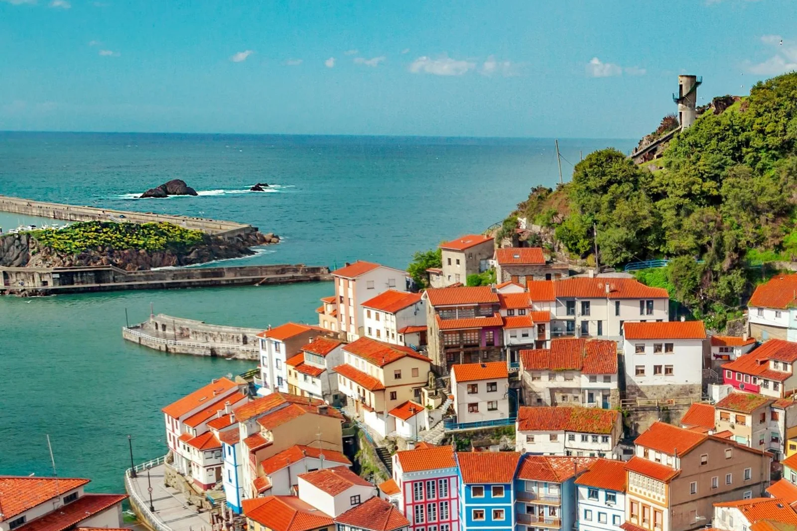 Cudillero visto desde lo alto, uno de los pueblos costeros de Asturias