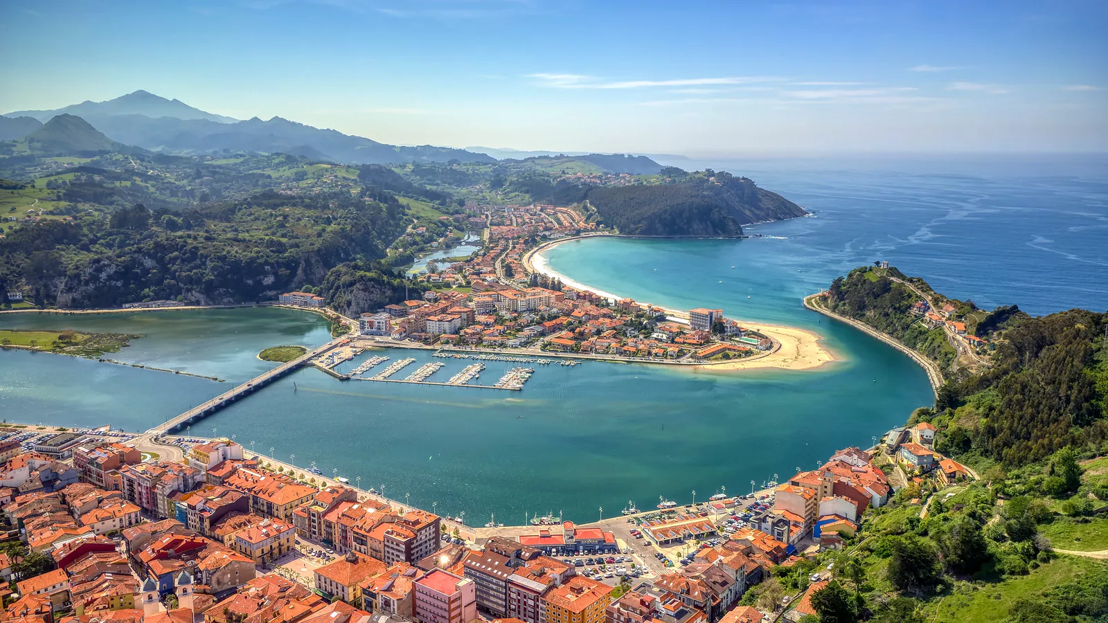 Vista aérea de Ribadesella, la ría del Sella y el puerto, un pueblo costero de Asturias