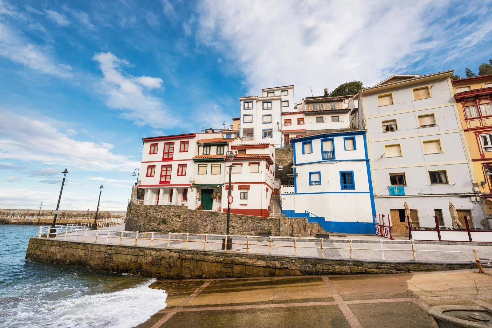 Casas de colores junto al muelle de Cudillero, en la costa de Asturias